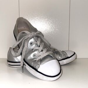 Converse Big Girls/ Women’s Sneaker Sz 5 Silver and White